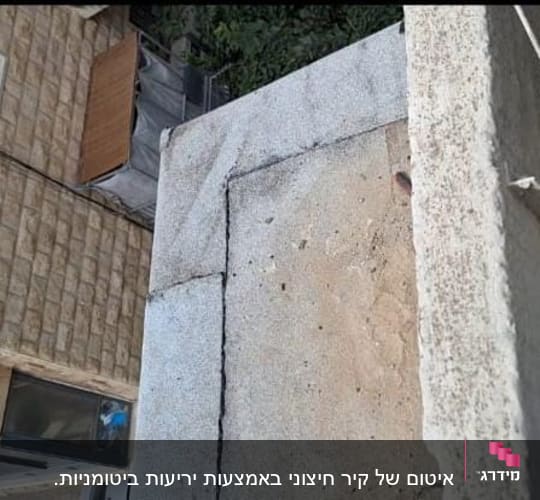 משטח בטון עם חיבורים ואיטום נראה לעין